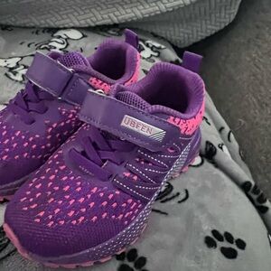 Girls tennis shoes